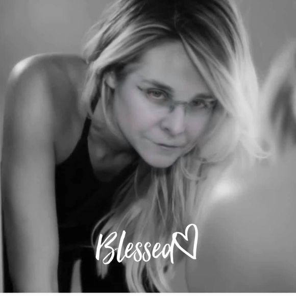 Meet your Posher, Claudia - Picture 1 of 1